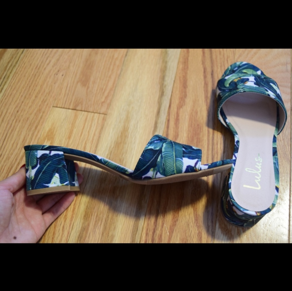 Brand new leaf print sandals